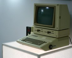 Apple-IIe by http://www.flickr.com/photos/mwichary/2179435339/